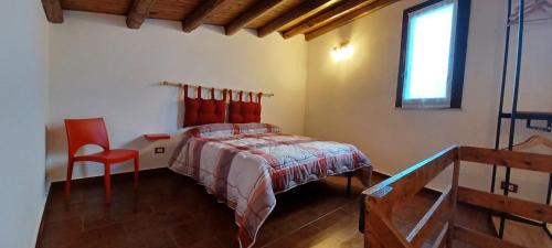 パレルモにあるIl Brilloccuのベッドルーム1室(ベッド1台、赤い椅子付)