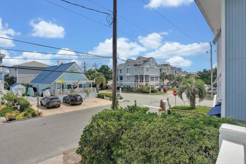 eine Straße mit Häusern und Autos auf der Straße in der Unterkunft Henderson Haven 4 BR / 3 BA Villa, Steps to Beach in Wrightsville Beach