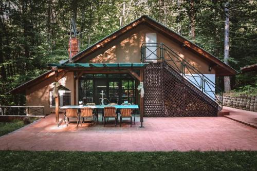 ein Haus mit einem Tisch und Stühlen auf einer Terrasse in der Unterkunft Villa Mihajlovo in Kavadarci