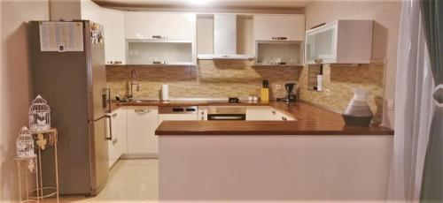 Throne Villa Kambia with heated poolにあるキッチンまたは簡易キッチン