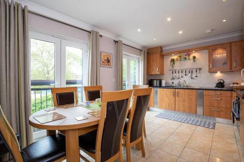 uma cozinha com uma mesa de madeira com cadeiras e uma sala de jantar em Host & Stay - Blue Bridge View em York
