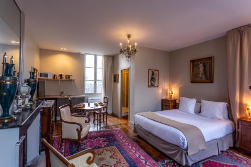 ブールジュにあるLa Maison d'Aristide - Les Univers de Panetteのベッドルーム1室(ベッド1台、テーブル付)、キッチン