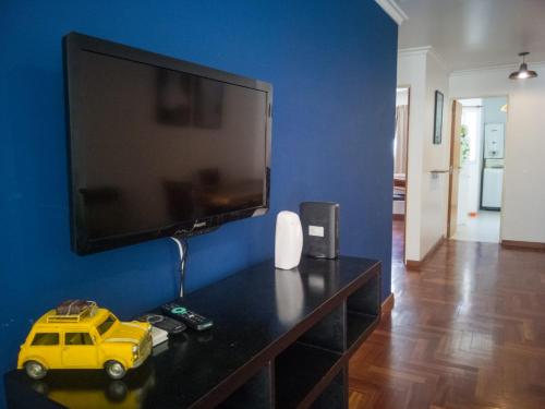 Телевизор и/или развлекательный центр в Laprida y Trejo Apartamento