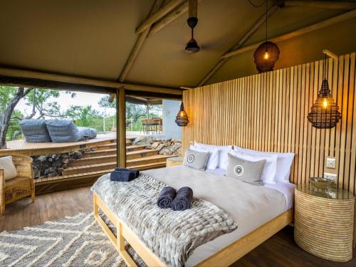 ein Schlafzimmer mit einem Bett mit Handtüchern darauf in der Unterkunft Bushveld Bivouac Private Camp in Mica