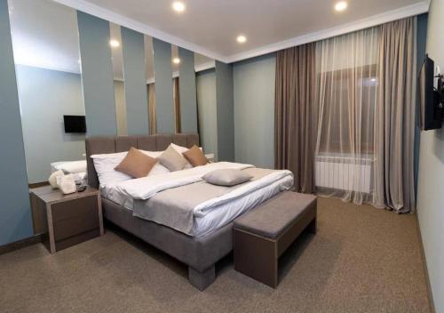 - une chambre avec un grand lit et une fenêtre dans l'établissement Aragats Hotel, à Aragats