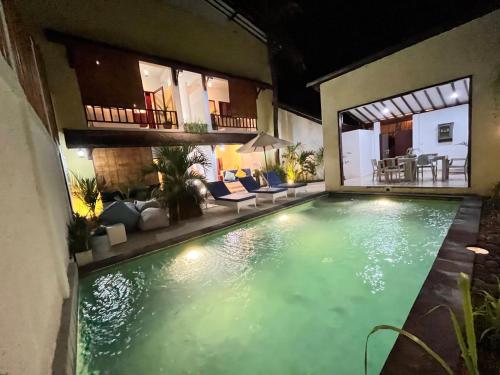 a swimming pool in the middle of a house at Villa Cinta Family in Gili Trawangan