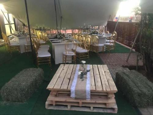 una mesa de madera y sillas con mesas y una registradora en Gaediwe Guesthouse, en Pudumong