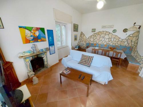 ein Wohnzimmer mit einem Sofa und einem Kamin in der Unterkunft Un letto a Gaeta - Villa a Fontania in Gaeta