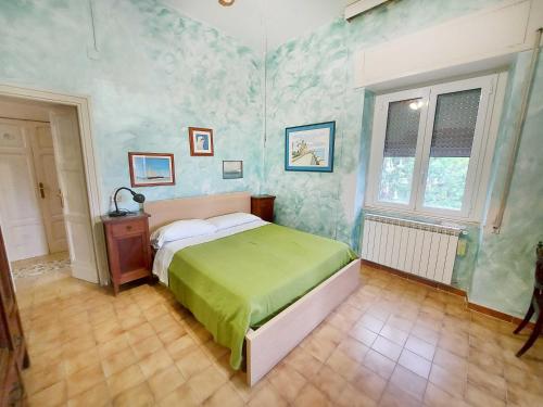 ein Schlafzimmer mit einem Bett in einem Zimmer mit blauen Wänden in der Unterkunft Un letto a Gaeta - Villa a Fontania in Gaeta