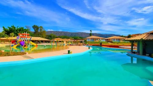 Santíssimo Resort في تيرادينتيس: مسبح في منتجع مع حديقة مائية