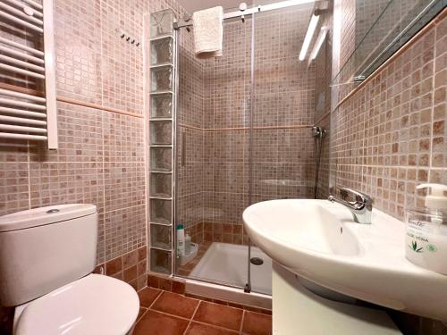 Ένα μπάνιο στο Apartamento Gerri - L'Amfitriona