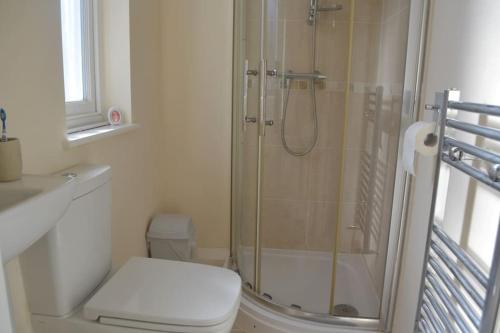 Matlock BankSleeps 8 Matlock/ Matlock Bath Pet Friendly的带淋浴和卫生间的浴室