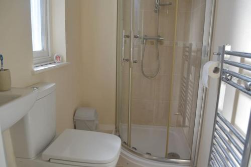 a bathroom with a shower and a toilet at Sleeps 8 Matlock/ Matlock Bath Pet Friendly in Matlock Bank