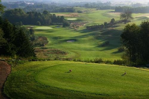 two people on a green golf course at Angel's - das hotel am golfpark in Sankt Wendel
