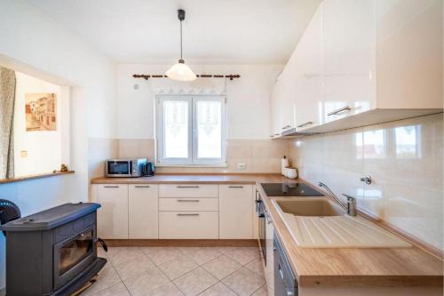 een keuken met een wastafel en een fornuis bij Apartment Milena in Novigrad Dalmatia