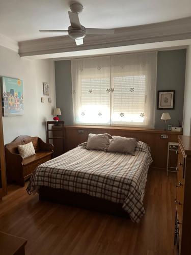 een slaapkamer met een bed en een raam bij Cristina Apartamento Center in Valencia