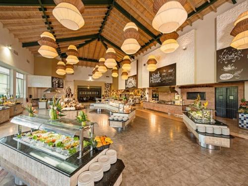 ein Restaurant mit einem Buffet in einer Cafeteria in der Unterkunft Ocean Blue & Sand Beach Resort - All Inclusive in Punta Cana