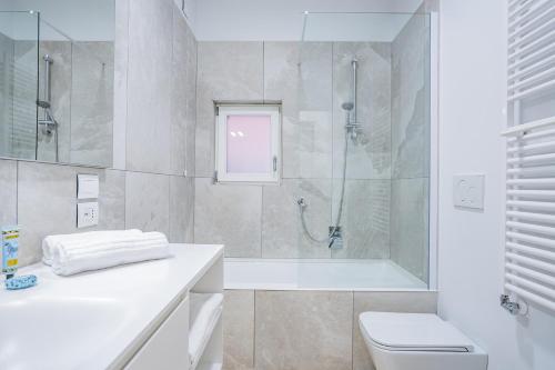 Ca' San Beneto Completely Refurbished in a fabulously central area في البندقية: حمام أبيض مع دش ومرحاض