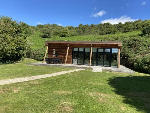 a small cabin with a grassy yard in front at Yorkshire Dales Lodge 2 by Together Travel - 3-Bed Family Retreat in Richmond
