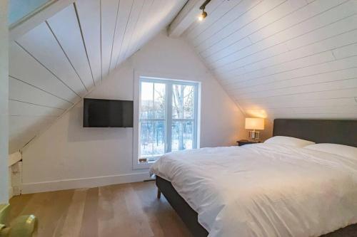 מיטה או מיטות בחדר ב-Maison ancestrale complètement rénovée 4 chambres