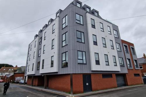 un gran edificio gris al lado de una calle en Number 10 Stunning Apartment, Fantastic Location! en Exmouth