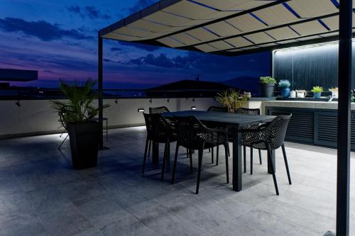 Apartment Navale with a roof terrace and a heated pool