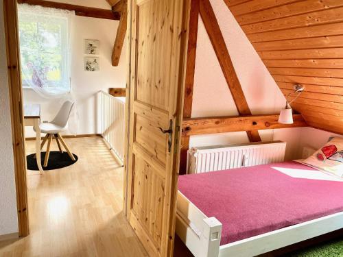 a small bedroom with a bed and a desk at Ferienapartments Spreewaldwiesen in Vetschau