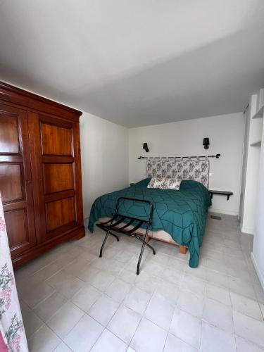 - une chambre avec un lit vert et une porte en bois dans l'établissement 2 Pièces avec vue panoramique sur Clermont-Ferrand, à Clermont-Ferrand