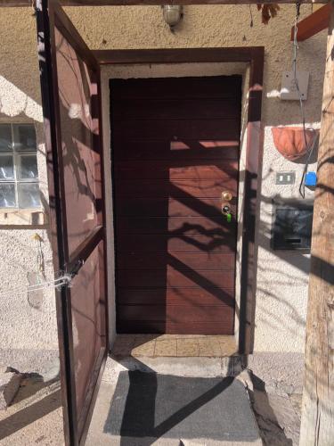 een deur naar een gebouw met een garage bij L'altro PAGLIUCO - Casa in Campagna in Sulmona