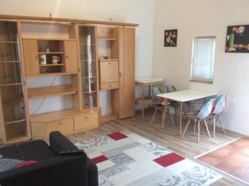 a living room with a desk and a table and chairs at Bed & Breakfast Preith 