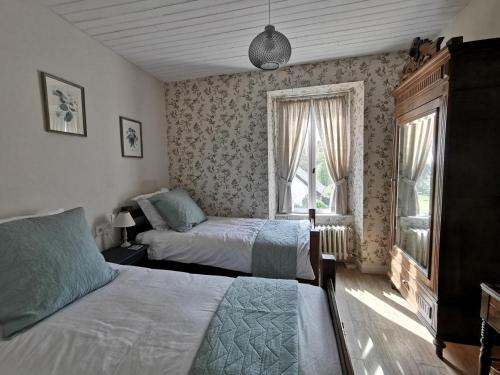 Postel nebo postele na pokoji v ubytování ‘Les Portes Bleues’ Chambres d’hôtes