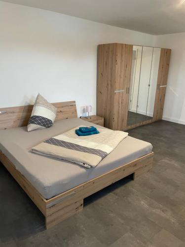 a bedroom with a bed with a wooden frame at MR Ferienwohnung - Wohnung Emma in Schellerten