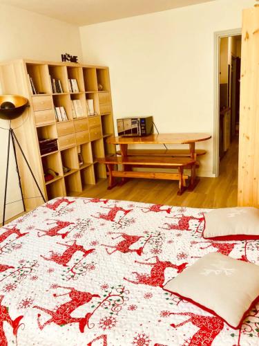 - une chambre avec un lit, une table et un banc dans l'établissement Studio au pied des sentiers, à Villard-de-Lans