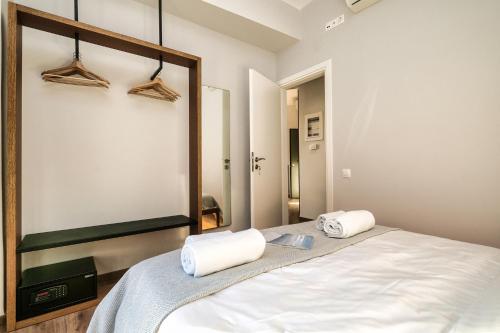 een slaapkamer met een grote spiegel en een bed bij Strefi Hill Suites in Athene