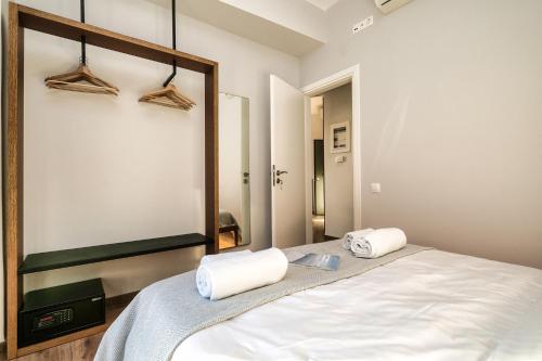 Postel nebo postele na pokoji v ubytování Strefi Hill Suites