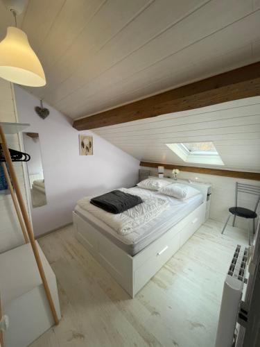 une chambre avec un grand lit dans un grenier dans l'établissement Le Buisson, à Le Mont-Dore