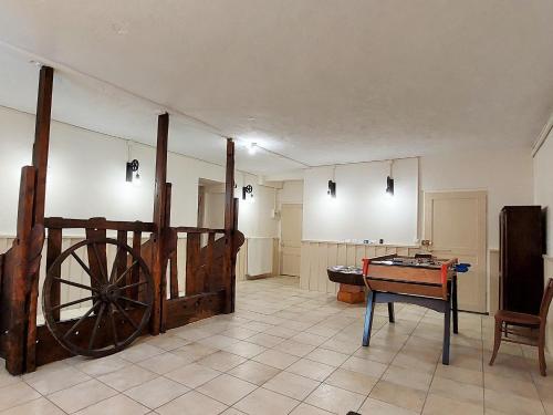 une chambre avec une roue en bois et une table dans l'établissement Gite Les Loges d'Arbez, à Septmoncel