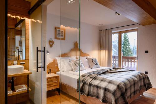 um quarto com uma cama, um lavatório e um espelho em Vila Pavlina em Kranjska Gora