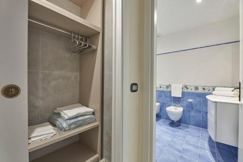 łazienka z toaletą i umywalką w obiekcie Camping Village Scaglieri w mieście Portoferraio