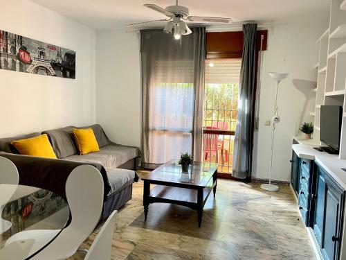 a living room with a couch and a table at Apartamento Caracas in Chiclana de la Frontera