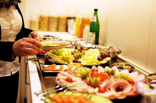 Makanan di atau berdekatan hotel