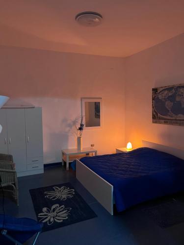 una camera con letto, tavolo e specchio di Cormorano Loft ad Agropoli