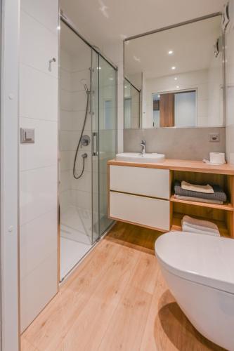 a bathroom with a tub and a glass shower at Smallville in Sion