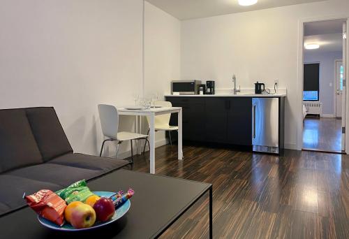 ein Wohnzimmer mit einer Obstschale auf dem Tisch in der Unterkunft Close to all! 2-room suite in a 1-family townhouse in Brooklyn