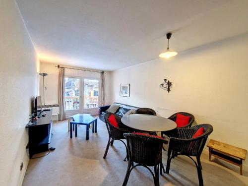 un salon avec une table et des chaises dans l'établissement Appartement confortable proche centre, pistes et parking couvert - FR-1-518-116, à Val dʼIsère
