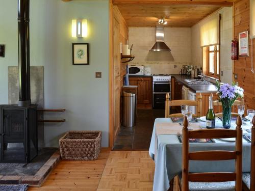 uma cozinha com uma mesa e um fogão em Wiki Wheels em Saint Columb Major