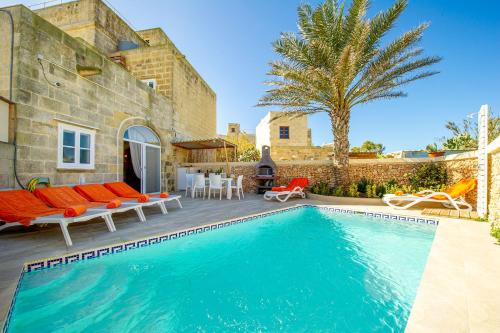 KerċemにあるDar It-Torri Holiday Homeのヴィラ(家の前にスイミングプール付)