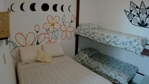 Hostel FreeDive Inn tesisinde bir odada yatak veya yataklar
