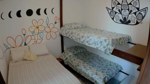 a room with two bunk beds and a couch at Hostel FreeDive Inn in Morro de São Paulo