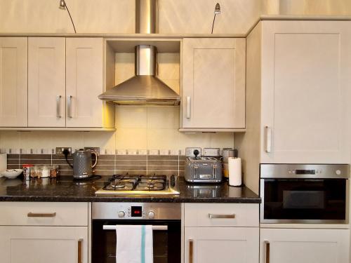 Η κουζίνα ή μικρή κουζίνα στο Spacious Luxury Serviced Apartment next to City Centre with Free Parking - Contractors & Relocators
